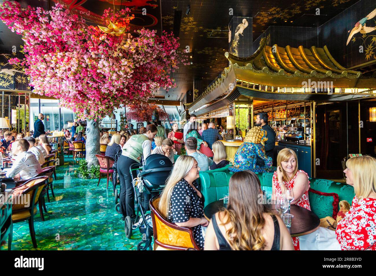 Interni colorati di ispirazione asiatica di Ivy Asia St Pauls, Londra, Inghilterra, Regno Unito Foto Stock