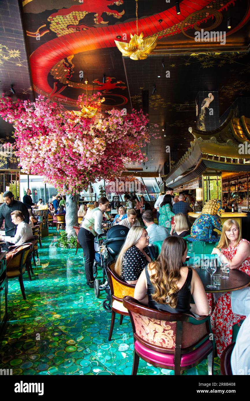 Interni colorati di ispirazione asiatica di Ivy Asia St Pauls, Londra, Inghilterra, Regno Unito Foto Stock