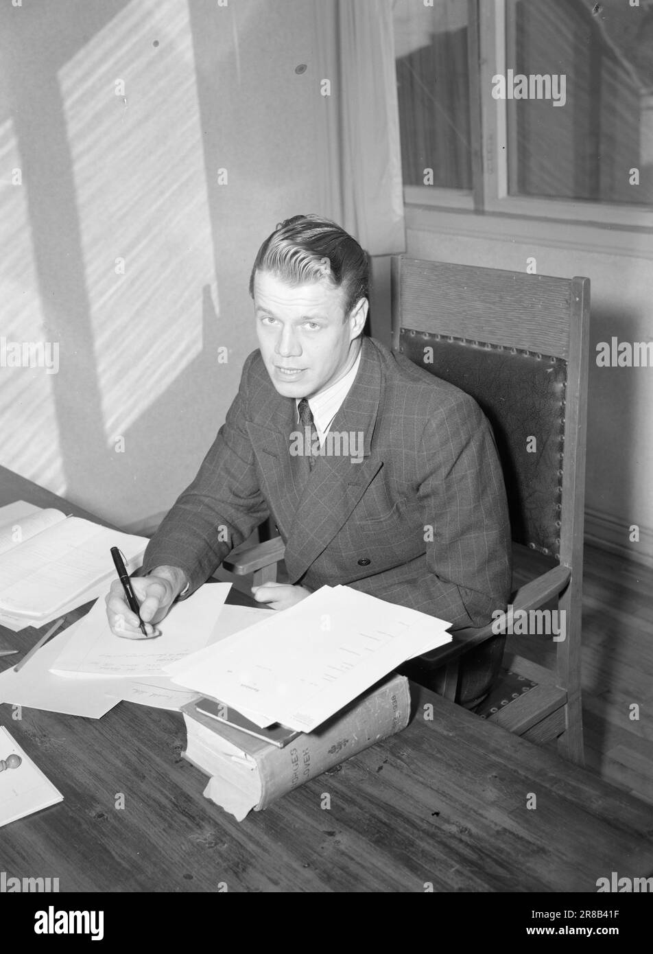 Attuale 21-5-1947: Viking - SkeidQuesto anno finalisti la finale sarà uno showdown tra due buoni team tecnici. La maggior parte dei giocatori di Skeid e Viking si divergono al meglio su piazzole bagnate e pesanti. Cucchiaio portiere Petter due. 26 anni. Vice giudice ad Amers Sorenskriverkontor. Figlio del noto leader sportivo Erling due. È arrivato a Skeid 1945. Riserva nella squadra nazionale 1945. Potente, un po' pesante, ma affidabile portiere. Hobby: Pallamano. Foto: Aktuell / NTB ***FOTO NON ELABORATA*** Foto Stock