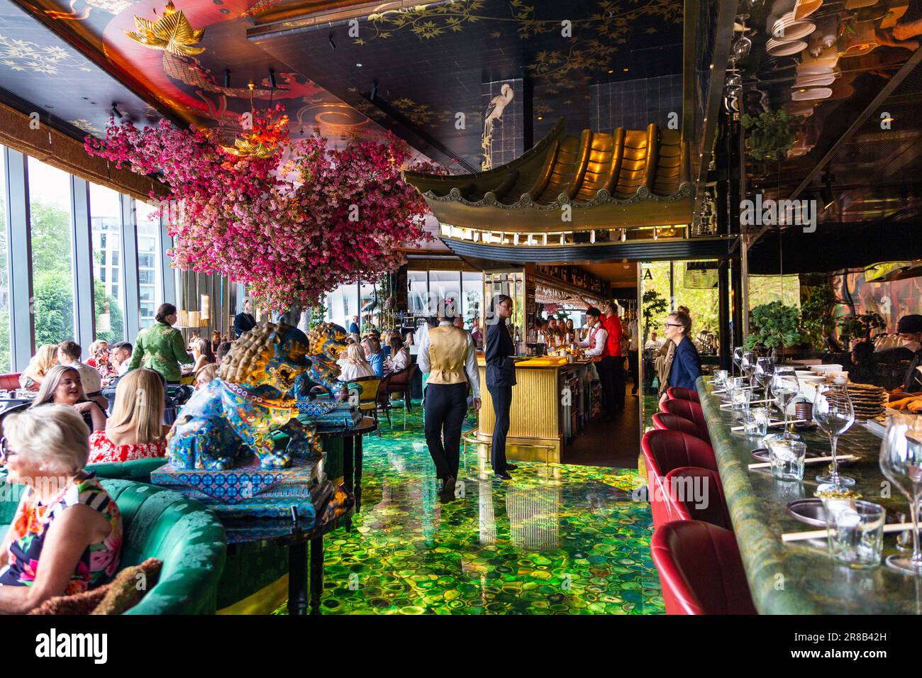 Interni colorati di ispirazione asiatica di Ivy Asia St Pauls, Londra, Inghilterra, Regno Unito Foto Stock