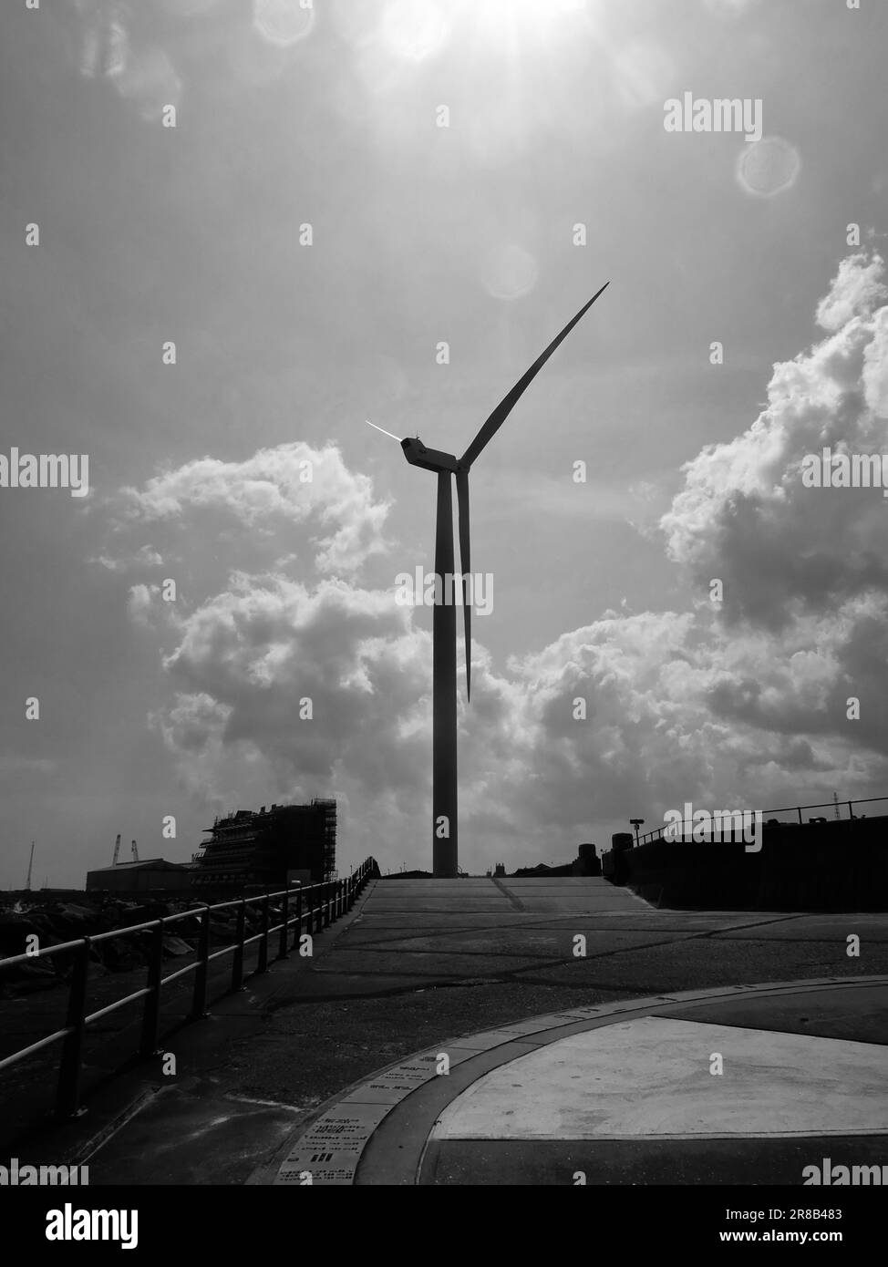 Lowestoft, Suffolk - 19 Giugno 2023 : Gulliver la turbina eolica 126m a Ness Point. Così chiamato perché è la turbina eolica più alta del Regno Unito. Foto Stock