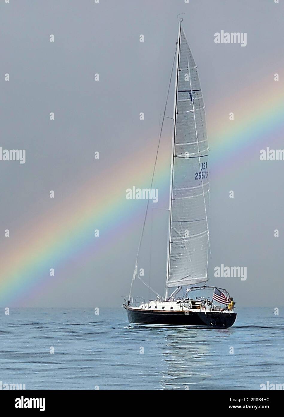 Barca a vela sul lago Michigan con un arcobaleno Foto Stock