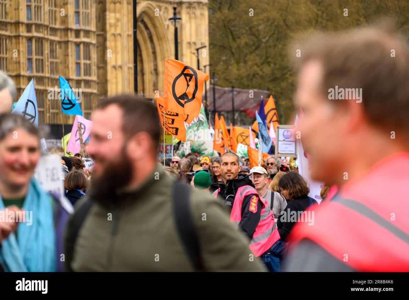 LONDRA - 22 aprile 2023: Unisciti alla marcia della ribellione dell'estinzione e lasciati ispirare dalla presenza massiccia di bandiere XR, simbolo della domanda collettiva di urgenza Foto Stock