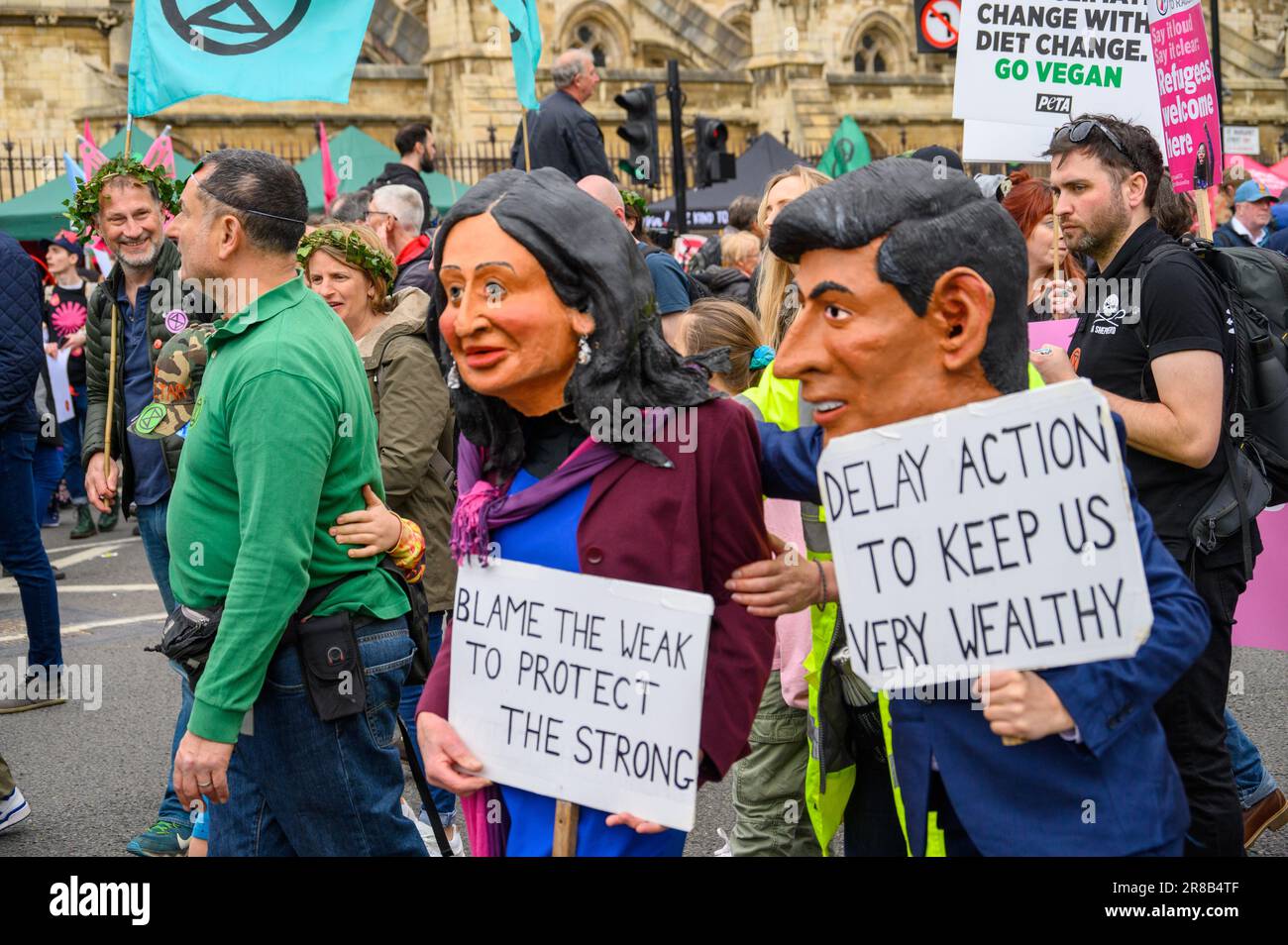 LONDRA - 22 aprile 2023: Osserva la rappresentazione simbolica dei manifestanti della XR indossando maschere giganti di Rishi Sunak e di sua moglie, Akshata Murthy, ad Extincti Foto Stock