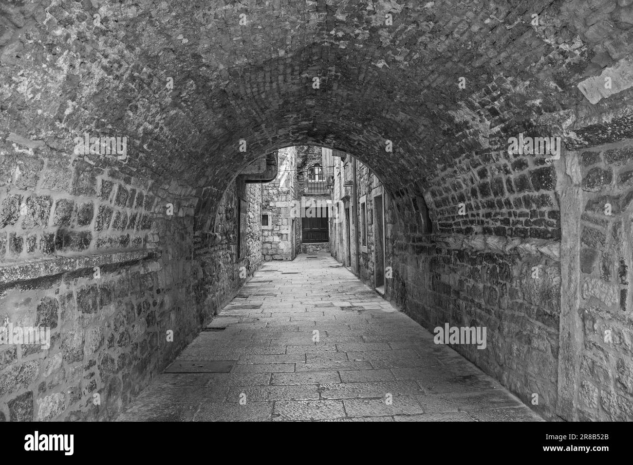 Un vicolo ad arco in una tranquilla strada secondaria nella storica città costiera di Spalato, in Croazia Foto Stock