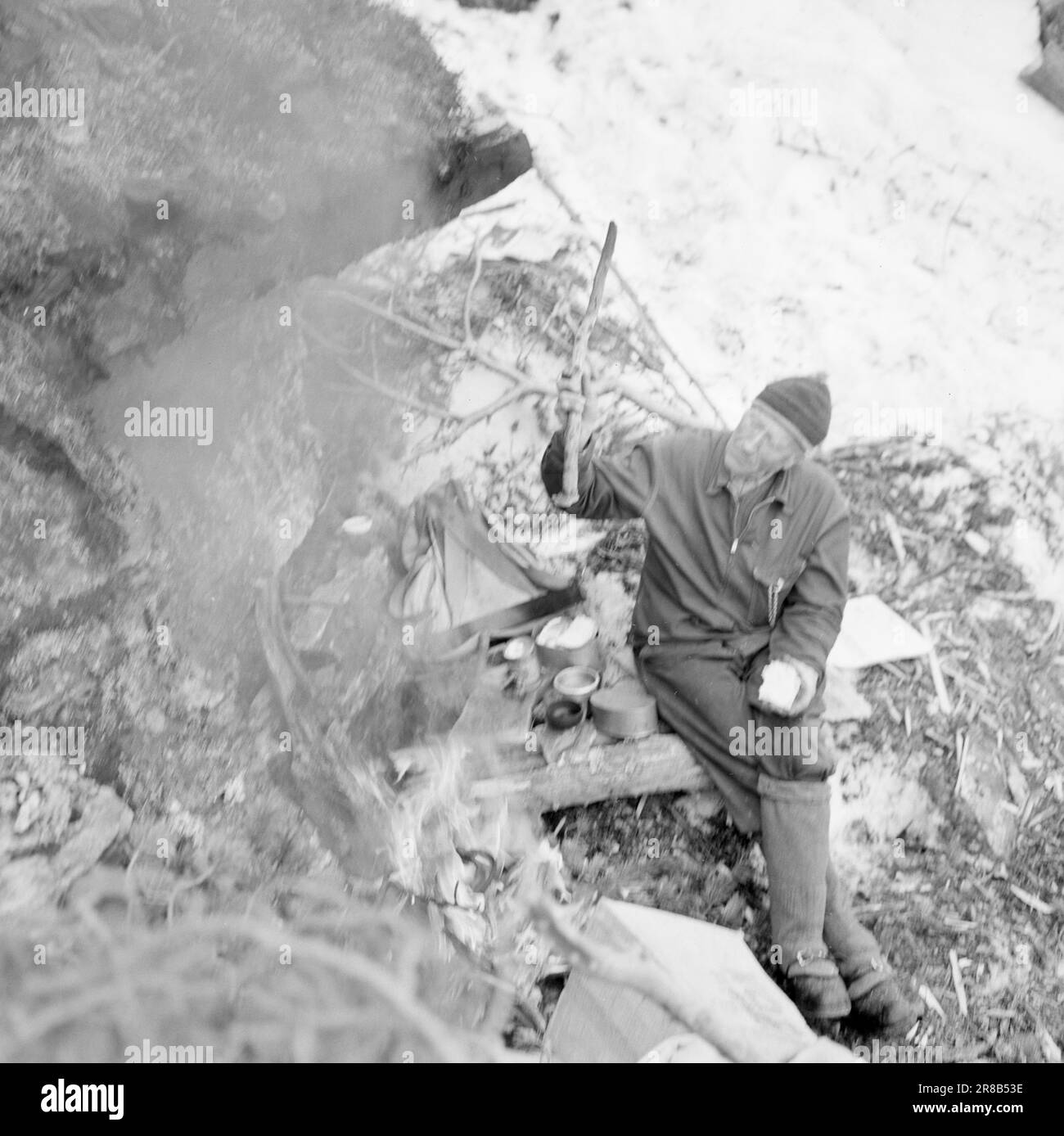 Corrente 18-7-1960: Strømbu-Kara sei vecchi bachelor gestiscono una pensione a Sollia e la rendono così accogliente per gli ospiti che tornano indietro di vent'anni di seguito. Anton è il lumberjack della fattoria. Prende la sua pausa pranzo sotto un martello di roccia ripido. LIA è così ripido che non può usare un cavallo. Dà appena i tronchi un puff e si concludono in su sull'appartamento. Foto: Aage Storløkken / Aktuell / NTB ***FOTO NON ELABORATA*** Foto Stock