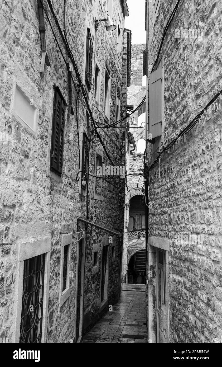 Storici edifici residenziali in una tranquilla strada secondaria nella città di Spalato in Croazia Foto Stock