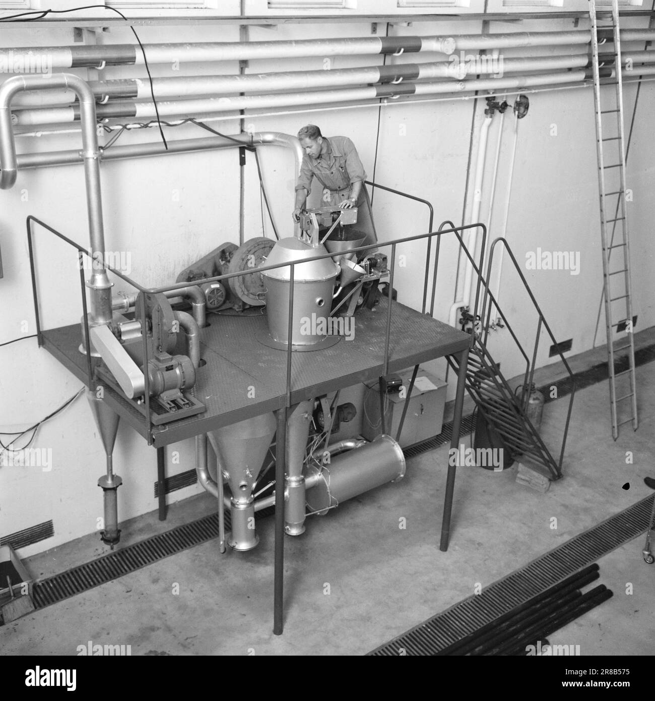 Corrente 42-5-1960: Incubatore tecnico norvegese l'Università tecnica norvegese di Trondheim ha festeggiato con forza in occasione del suo 50th° anniversario. Non c'è sonnolenza di 50 anni, ma un college in espansione violenta nella Città Vecchia. Nella Sala chimica troviamo questo asciugatore di alghe che il Professor Lydersen ha costruito. 100.000 tonnellate di farina di alghe vengono ora prodotte annualmente nel paese, che viene utilizzato in medicina e per la fecondazione e molte altre cose, come ad esempio il budino di cioccolato. Foto: Aage Storløkken / Aktuell / NTB ***FOTO NON ELABORATA*** Foto Stock