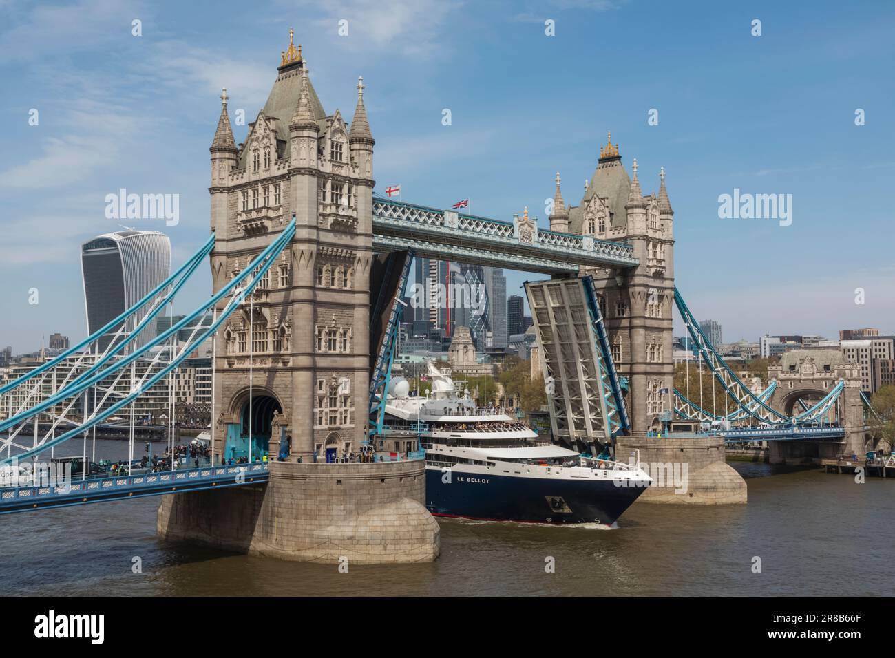 Inghilterra, Londra, Tower Bridge con nave da crociera le Bellot che passa attraverso Open Bridge Foto Stock