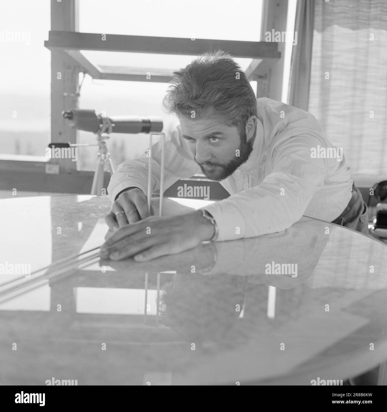 Attuale 29-6-1960: La sentinella solitaria abbiamo trovato un posto di lavoro strano. Giù là, un uomo che vive al suo posto cammina. Giorno e notte il nemico si aggirano, giorno e notte l'uomo solitario è in guardia - contro il fuoco della foresta. Stein Aanderaa, uno studente di teologia, ha un lavoro solitario di vacanza nella torre di guardia antincendio di Skgennungsåsen nelle foreste di Oslo. Alto e libero sopra le cime degli alberi, egli custodisce 5 miglia di foresta in tutte le direzioni. Al centro del pavimento nella sala di guardia, ha un tavolo con mappe e un dispositivo sonoro. È in servizio 24 ore su 24. Foto: Aage Storløkken / Aktuell / NTB ***FOTO NON IMA Foto Stock