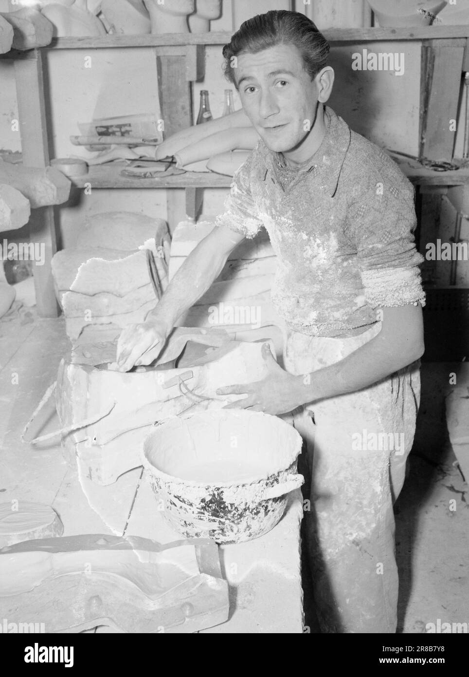 Attuale 24-2-1947: Ragazze in plaster12 lavoratori danesi lavorano a Hokksund come busto creatori. Si sono stabiliti in questo paese per produrre busti espositivi per le imprese di tutta la Norvegia. Troviamo Geer Fredriksen nel processo di stampaggio della testa di una donna. L'intonaco viene deposto in strati spessi all'interno delle forme. Una forma è una faccia, l'altra una parte posteriore di una testa. Questi sono poi messi insieme. Foto: TH. Skotaam / Aktuell / NTB ***FOTO NON ELABORATA*** Foto Stock