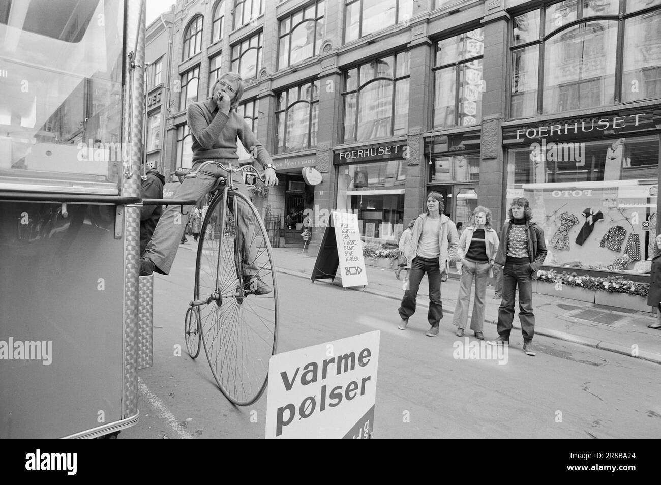 Correnti 24 - 3 - 1974: Questi uomini audaci su ruote altiPer i mezzi popolari di comunicazione dei nonni di Our, il velocipede, ha sperimentato una rinascita nel traffico di punta di Oslo. Veltepettern è certamente emersa onorevolmente dall'incontro con il presente. L'impiegato scioltito di aktuell voleva salire a bordo della nave. Sotto la guida sicura di Arnfinn Bergly, che sta servendo il suo servizio militare come un lavoratore civile al Museo tecnico di Oslo, ci siamo posti circa il compito. Veltepettern ha vinto una chiara vittoria nel 3-0 sul dipendente di Aktuell. Arnfinn Bergly padroneggia il velocipede difficile alla perfezione. Torgrim Foto Stock