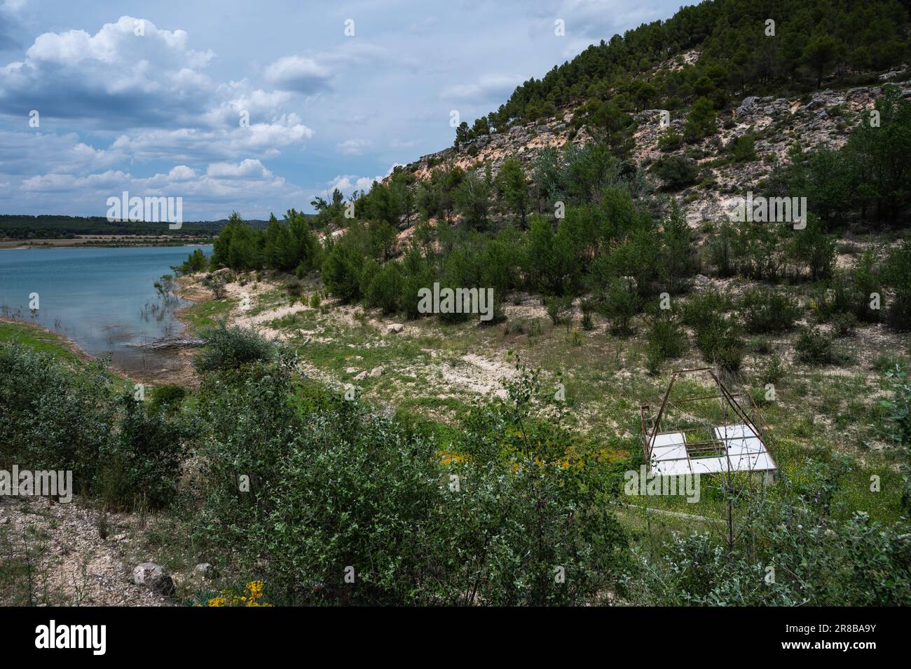Un piccolo molo è visto abbandonato vicino alla siccità colpito Buendia serbatoio con i livelli di acqua che raggiungono solo il 22% della capacità del serbatoio. La molla Foto Stock