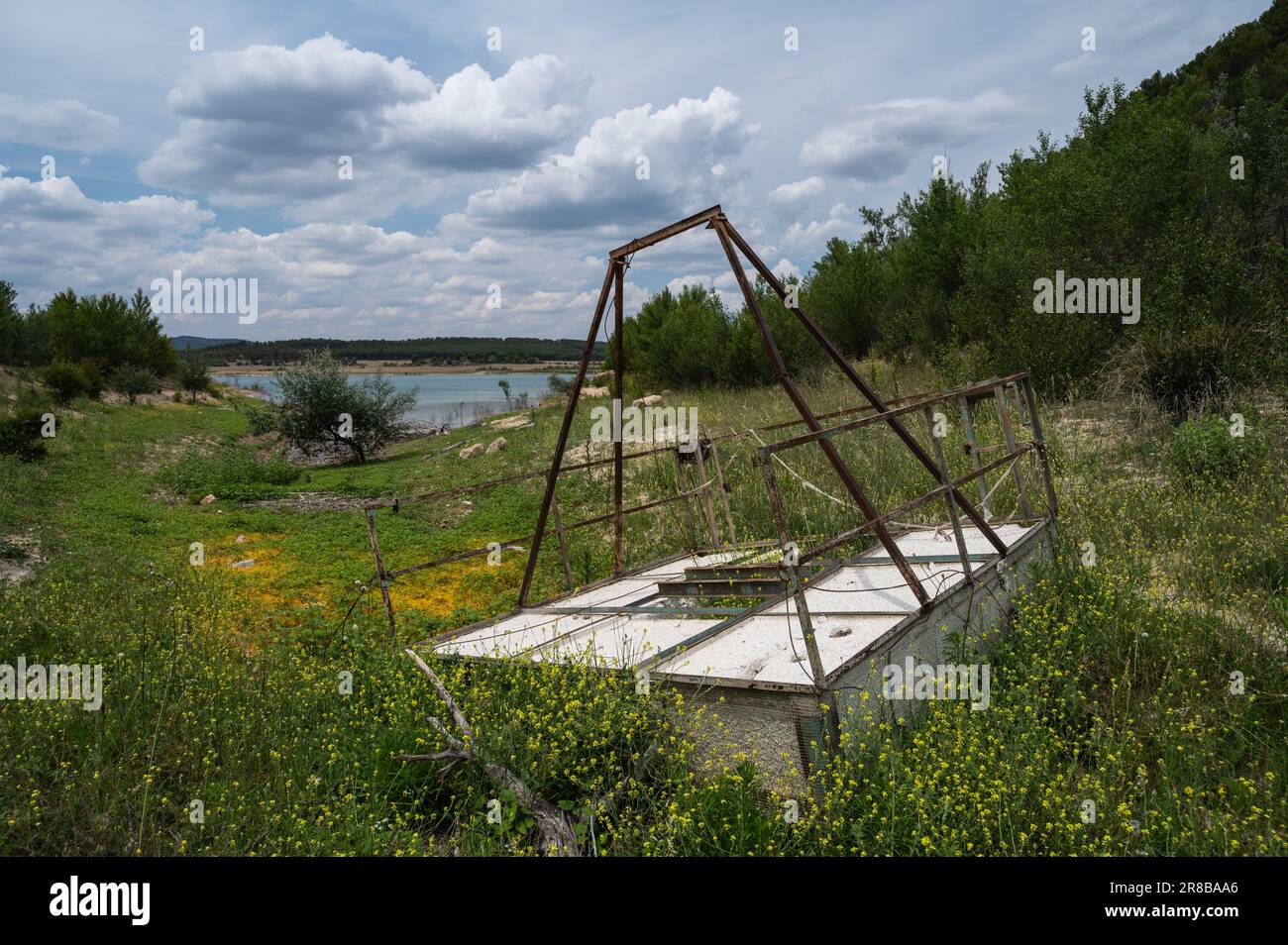 Un piccolo molo è visto abbandonato vicino alla siccità colpito Buendia serbatoio con i livelli di acqua che raggiungono solo il 22% della capacità del serbatoio. La molla Foto Stock