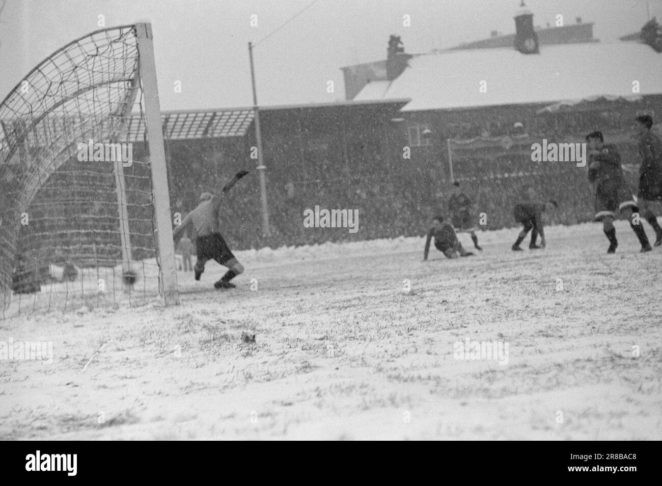 Attuale 23-3-1947: Dinamo Skeid in inverno la partita 'Dynamo'-'Skeid' a Bislett è stata sotto ogni aspetto una delle partite di calcio più strane sul campo norvegese. Prima e durante la partita, nevicava pesantemente, e l'erba era bianca e dura, con le derive di neve intorno quando i giocatori hanno fatto il loro ingresso e sono stati salutati da 32.000 spettatori - un record a Bislett. Era una bella mostra di calcio. Il primo dei sette gol di 'Dynamo'! E' l'interno della squadra russa h., Kartsev, che segna. Ci è voluto un po' per i ragazzi di Mosca per abituarsi all'inatteso clima invernale. Era incredibilmente SL Foto Stock