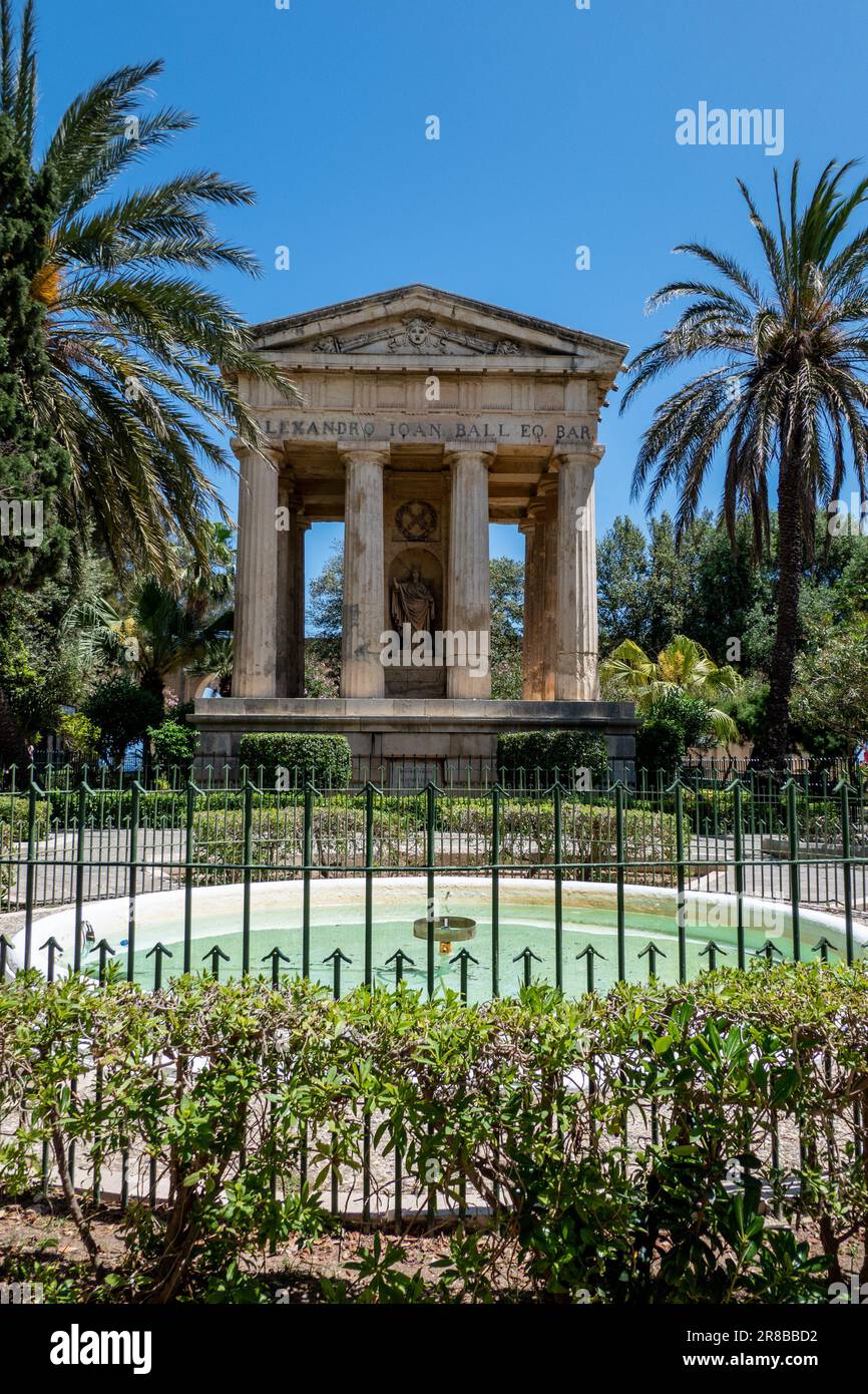 Valletta, Malta, 4 maggio 2023. Il monumento a Sir Alexander Ball è un monumento neoclassico situato nei Giardini inferiori di Barraka Foto Stock