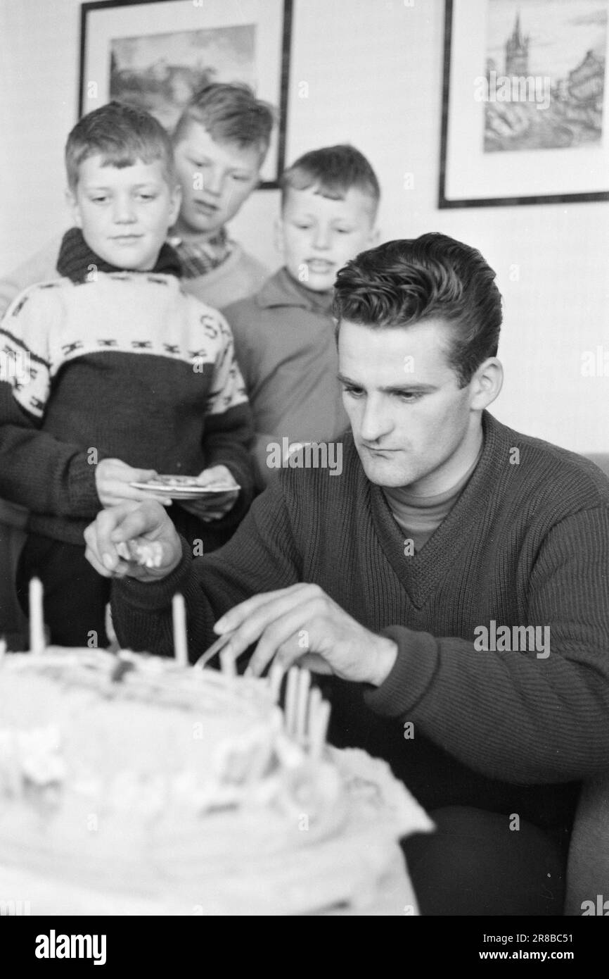 Attuale 15-3-1960: Abbiamo vinto e abbiamo vinto... I jumper hanno raccolto i record del pubblico e gli sciatori di fondo hanno fatto la storia dello sci. 23 anni e 68 metri il soggiorno di Recknagel a Oslo: Festa di compleanno con dolce e secondo classificato con il primo premio. La festa di compleanno si tenne a Nadderud a Bærum il giorno prima. Era una torta con 23 candele, che la medaglia d'oro ha sparato con attenzione, per la grande gioia dei bambini dell'ospite. Foto: Sverre A. Børretzen / Aage Storløkken / Aktuell / NTB ***FOTO NON ELABORATA*** Foto Stock