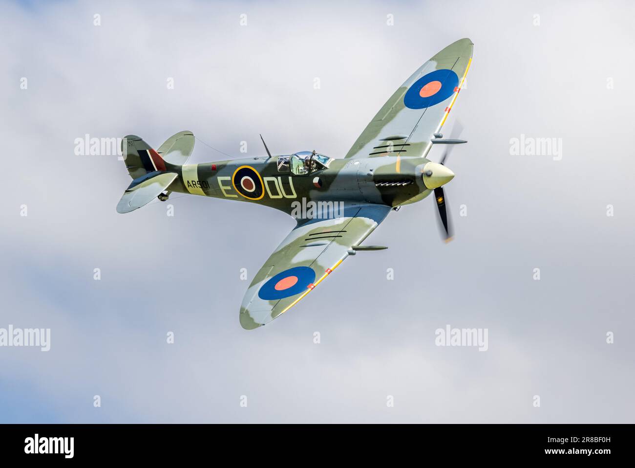 Supermarine Spitfire Vc 'AR501' (G-AWII) aerostati a Shuttleworth Around the World Airshow tenutosi all'Old Warden Aerodromo il 4th giugno 2023. Foto Stock