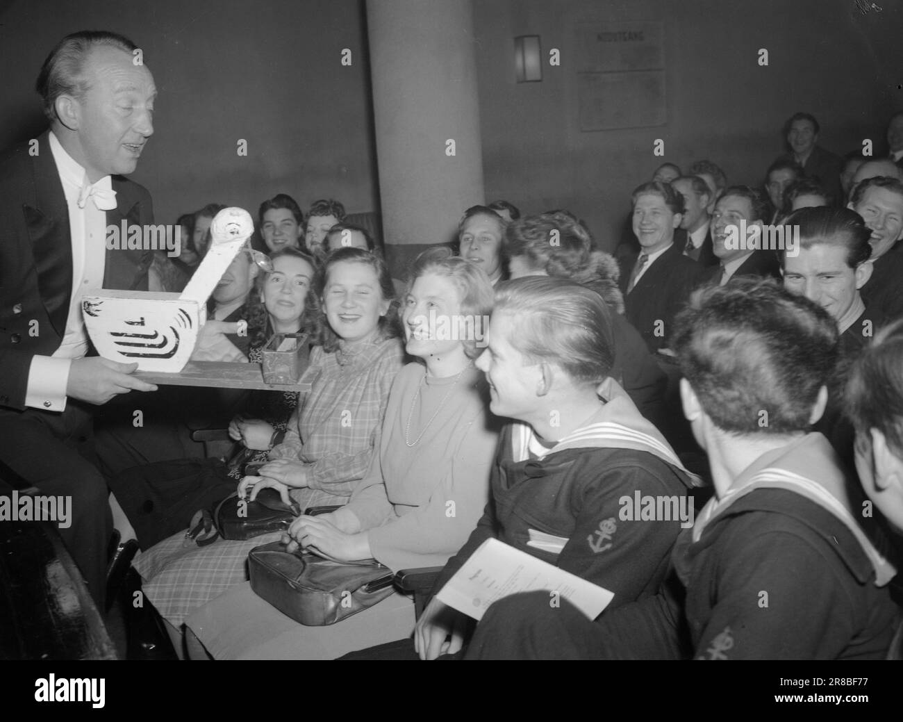 Corrente 3-1947: La magica rivueFloating Zorina di Sheridan legge i nostri pensieri. Il fenomenale numero di mental-reading di Madame Zorina nella magica rivista di Sheridan a Søilen a Oslo sta suscitando un'agitazione. In precedenza ha fatto una forte impressione sugli ascoltatori radiofonici norvegesi. Foto: TH. Skotaam / Aktuell / NTB ***FOTO NON ELABORATA*** Foto Stock