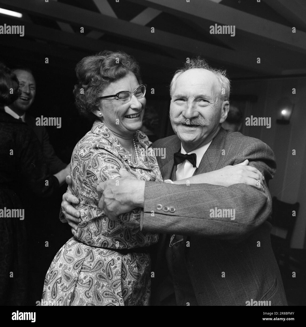 Attuale 39-7-1960: Scappatoia al confine dove si trova Morokulien oggi, si è svolta una delle più incredibili avventure illegali della guerra. La linea di collegamento principale tra il fronte di casa e il fronte esterno passava proprio davanti ai nasi delle guardie tedesche. Vecchio Wangen, 78 anni, fhv. locomotiva conducente e contrabbandiere di armi, oscillò in giro furiosamente. Il suo compagno è la signora David, sposata con Knut Ramberg, mil.org.-curer anni e istruttore. Foto: Aage Storløkken / Aktuell / NTB ***FOTO NON ELABORATA*** Foto Stock