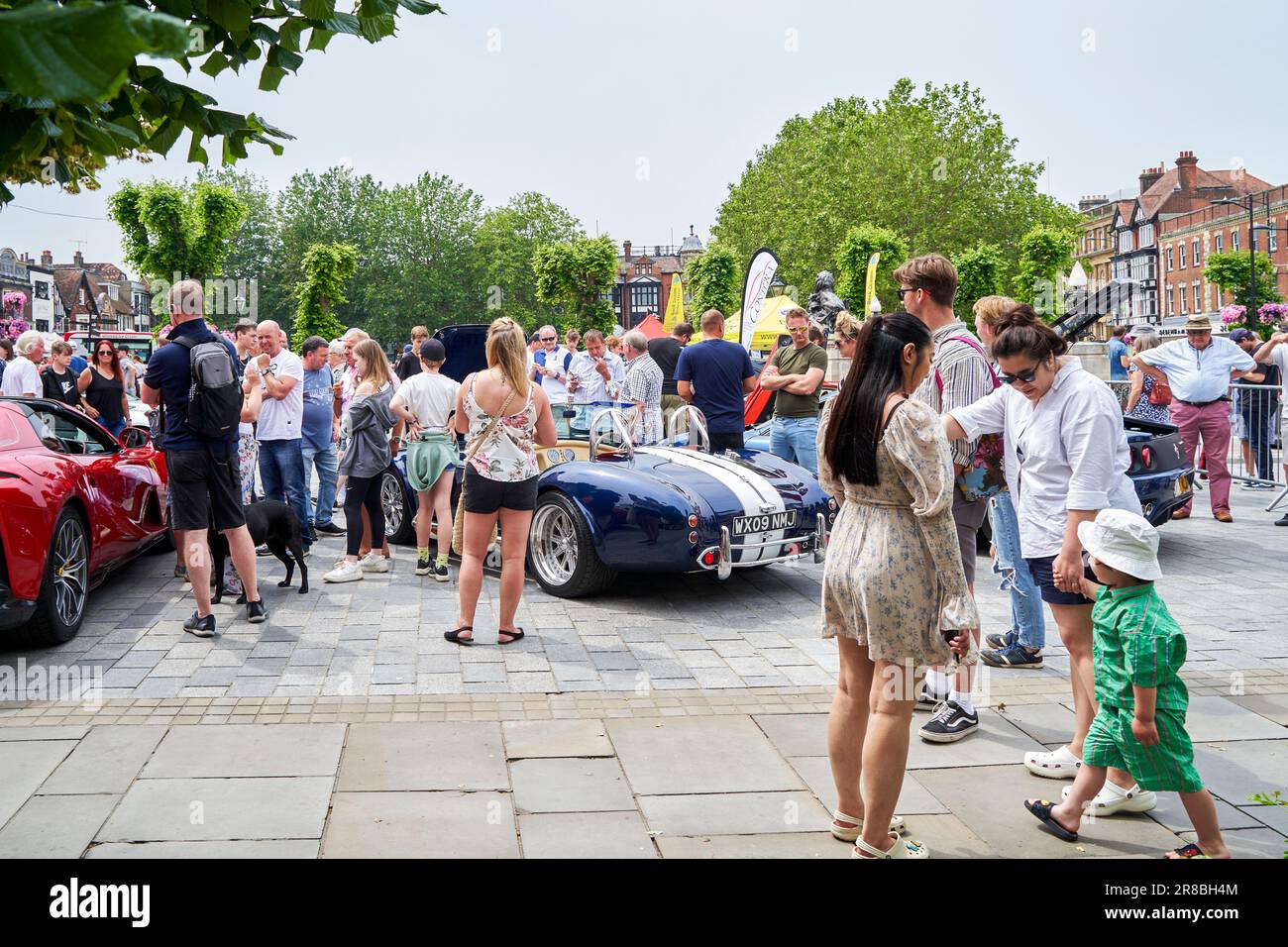 Folla di persone che guardano le auto classiche a una fiera di automobili a Salisbury, Regno Unito Foto Stock