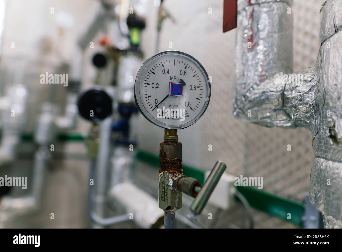 Sensore di pressione in un locale caldaia industriale. Barometro nell'impianto  di riscaldamento. Primo piano Foto stock - Alamy