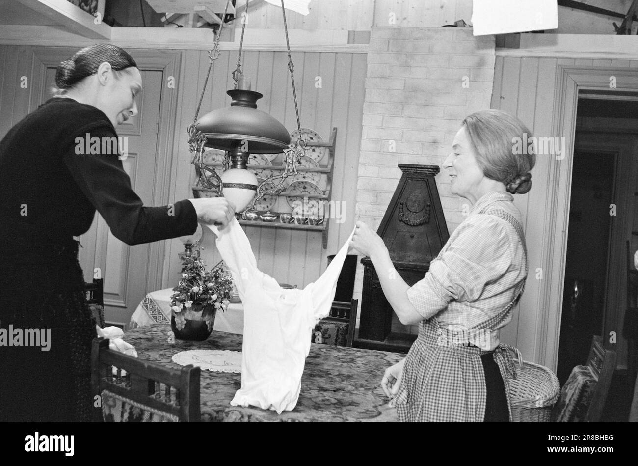 Attuale 23 - 1 - 1974: Un film sul film di KidNorsk e EMI-Produksjon hanno adattato 'il Kid' di Oskar Braaten in un film, che sarà pronto per Natale. È la seconda volta che questa popolare commedia Braaten è stata trasformata in un film. Questa volta come un film musicale. Il regista è Barthold Halle, e il produttore e compositore è Egil Monn-Iversen. Nei ruoli troviamo Sølvi Wang come Hønselovisa e Ragnhild Nygård come Krestna. Il medico è interpretato da Frimann Falck Clausen, e le guardie notturne da Carsten Byhring e Harald Heide Steen. Hønselovisa (Sølvi Wang, a destra) e Krestna (Ragnhild Nygå Foto Stock