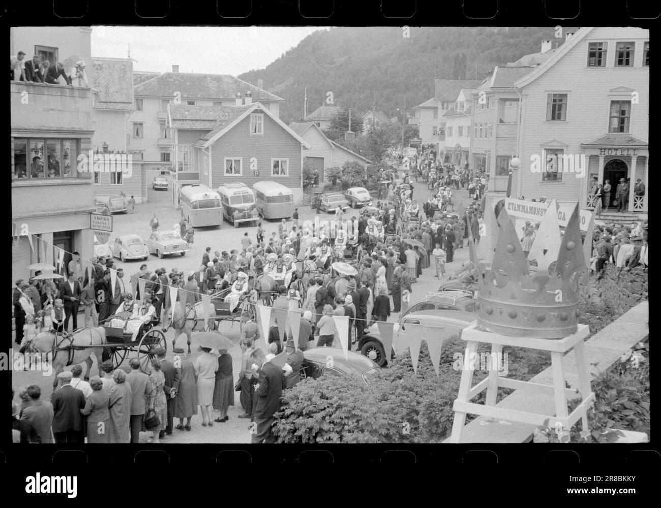 Corrente 33-2-1960: Processione nuziale in Hardanger. Synnøve Hauge e Samson Bjørke si sposarono nella chiesa di Vikøy in buona moda. Alla testa ci sono lo chef e il fiddler, poi la sposa e lo sposo e poi gli ospiti - Un totale di 32 carrelli sedia con tre persone in ogni carrello. Non c'è una forma insolita di matrimonio in Hardanger. Foto: Ivar Aaserud / Aktuell / NTB ***Foto non elaborata*** Foto Stock