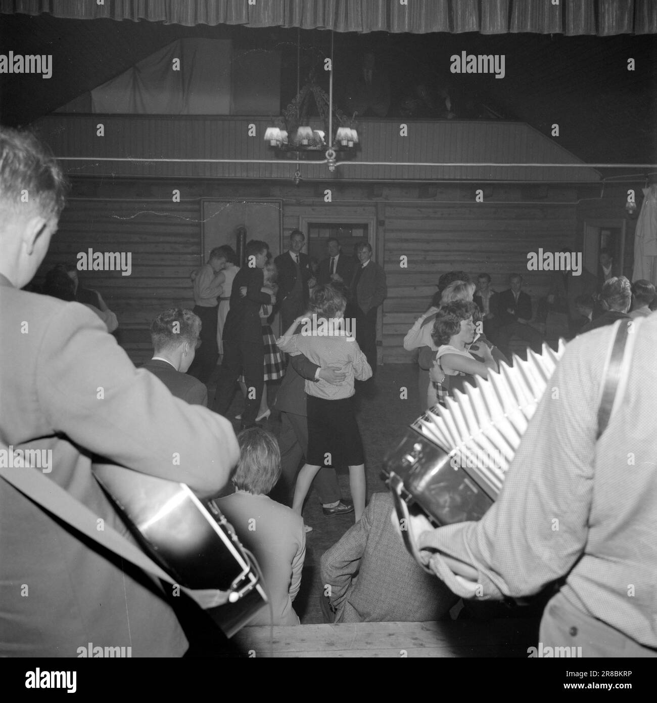Attuale 44-6-1960: E c'era una danza in camera andiamo a una danza del sabato in un villaggio di montagna ad ovest di Røros quando il desiderio e la gioia di ballare è al suo apice, la musica è di secondaria importanza. Qui non è necessaria alcuna orchestra di 16 pezzi, il fischio potrebbe certamente fare. Foto: Aage Storløkken / Aktuell / NTB ***FOTO NON ELABORATA*** Foto Stock