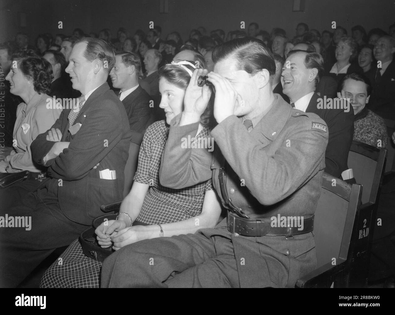 Corrente 3-1947: La magica rivueFloating Zorina di Sheridan legge i nostri pensieri. Il fenomenale numero di mental-reading di Madame Zorina nella magica rivista di Sheridan a Søilen a Oslo sta suscitando un'agitazione. In precedenza ha fatto una forte impressione sugli ascoltatori radiofonici norvegesi. Foto: TH. Skotaam / Aktuell / NTB ***FOTO NON ELABORATA*** Foto Stock