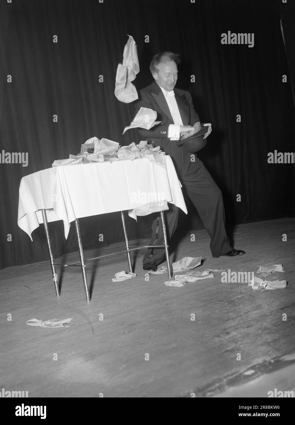 Corrente 3-1947: La magica rivueFloating Zorina di Sheridan legge i nostri pensieri. Il fenomenale numero di mental-reading di Madame Zorina nella magica rivista di Sheridan a Søilen a Oslo sta suscitando un'agitazione. In precedenza ha fatto una forte impressione sugli ascoltatori radiofonici norvegesi. Foto: TH. Skotaam / Aktuell / NTB ***FOTO NON ELABORATA*** Foto Stock