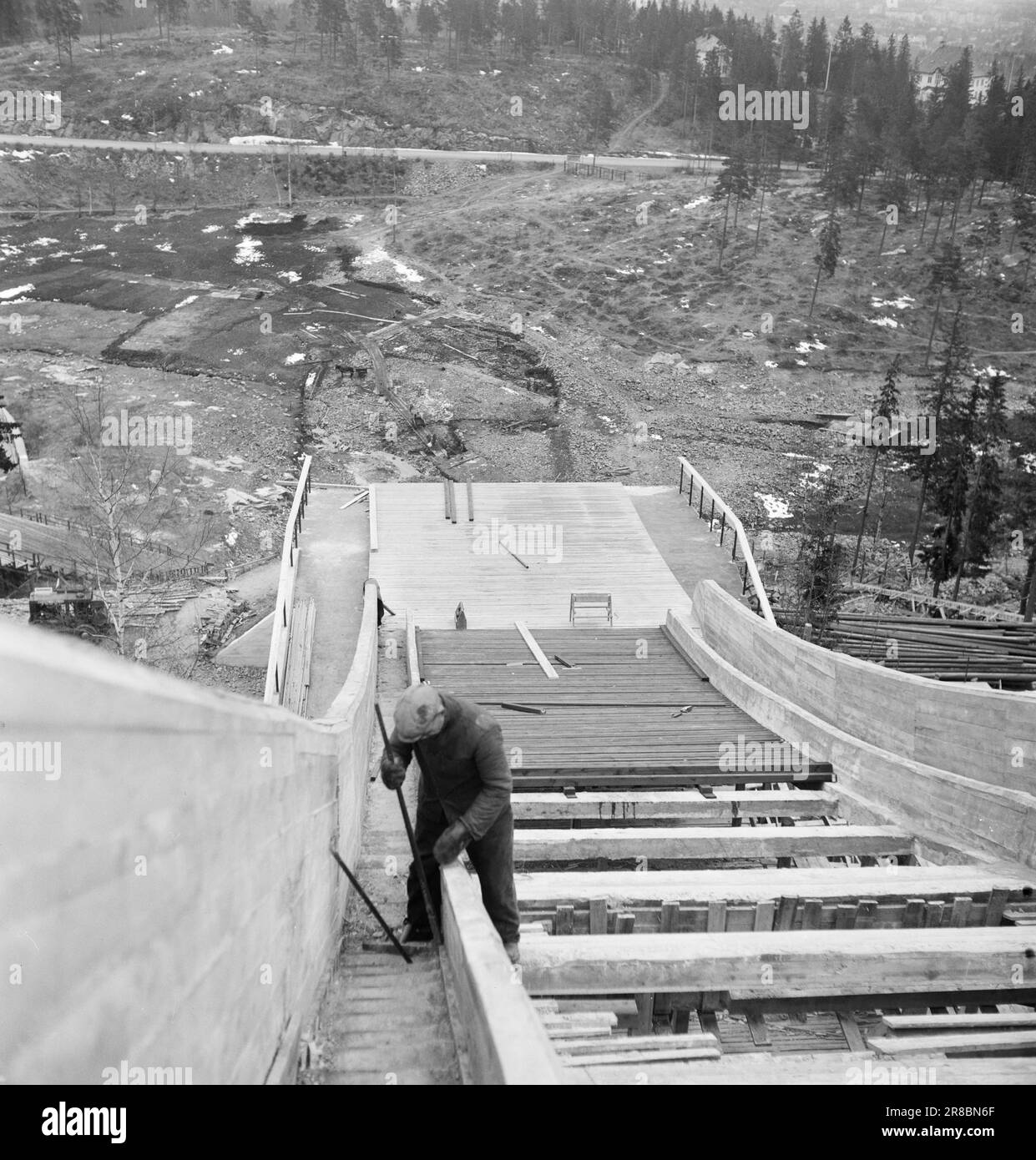 Attuale 25/26- 1950: In vista delle Olimpiadi del 1952. Ci sono stati scavi importanti su quello che un tempo era lo 'stagno' sotto Holmenkollbakken, e ci sarà spazio per ben 150.000 spettatori sullo stagno e gli stand combinati. Il salto enorme, che è una casa di cemento a tre piani e ha spazio per un ristorante, assomiglia a un serbatoio sulla sua strada giù per il hill.Photo: Arne Kjus / Aktuell / NTB ***Foto non elaborata immagine*** Foto Stock