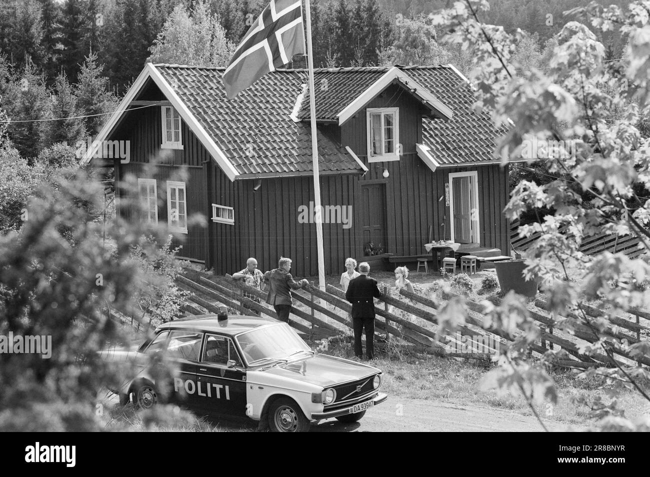 Attuale 22 - 2 - 1974: DUS con il PoliceLa polizia distrettuale è uno strano fenomeno che agisce come una sorta di zona cuscinetto tra il poliziotto ordinario e il ragazzo in strada. Lo scopo principale è quello di prevenire la criminalità. La corrente è con gli ufficiali Helge Løhren e Lars Stubstad. Visita di Maria e Reidar Ødegården a Østmarka. Entrambi sono stati attivamente coinvolti nel lavoro con i giovani del distretto. Foto: Ivar Aaserud / Aktuell / NTB ***FOTO NON ELABORATA*** Foto Stock