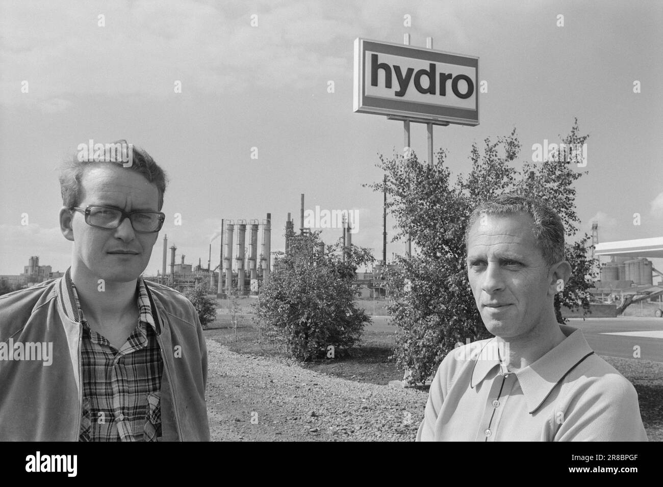 Correnti 29 - 7 - 1974: Ecco perché i lavoratori di Hydro stands4.500 sono in sciopero a Norsk Hydro. Potrebbe essere uno sciopero abbastanza lungo. Petter Gundersen, presidente di Herøya Arbeiderforening (attualmente). Øivind Rød (a sinistra), che è il segretario dell'associazione. Foto: Sverre A. Børretzen / Aktuell / NTB ***FOTO NON ELABORATA*** Foto Stock