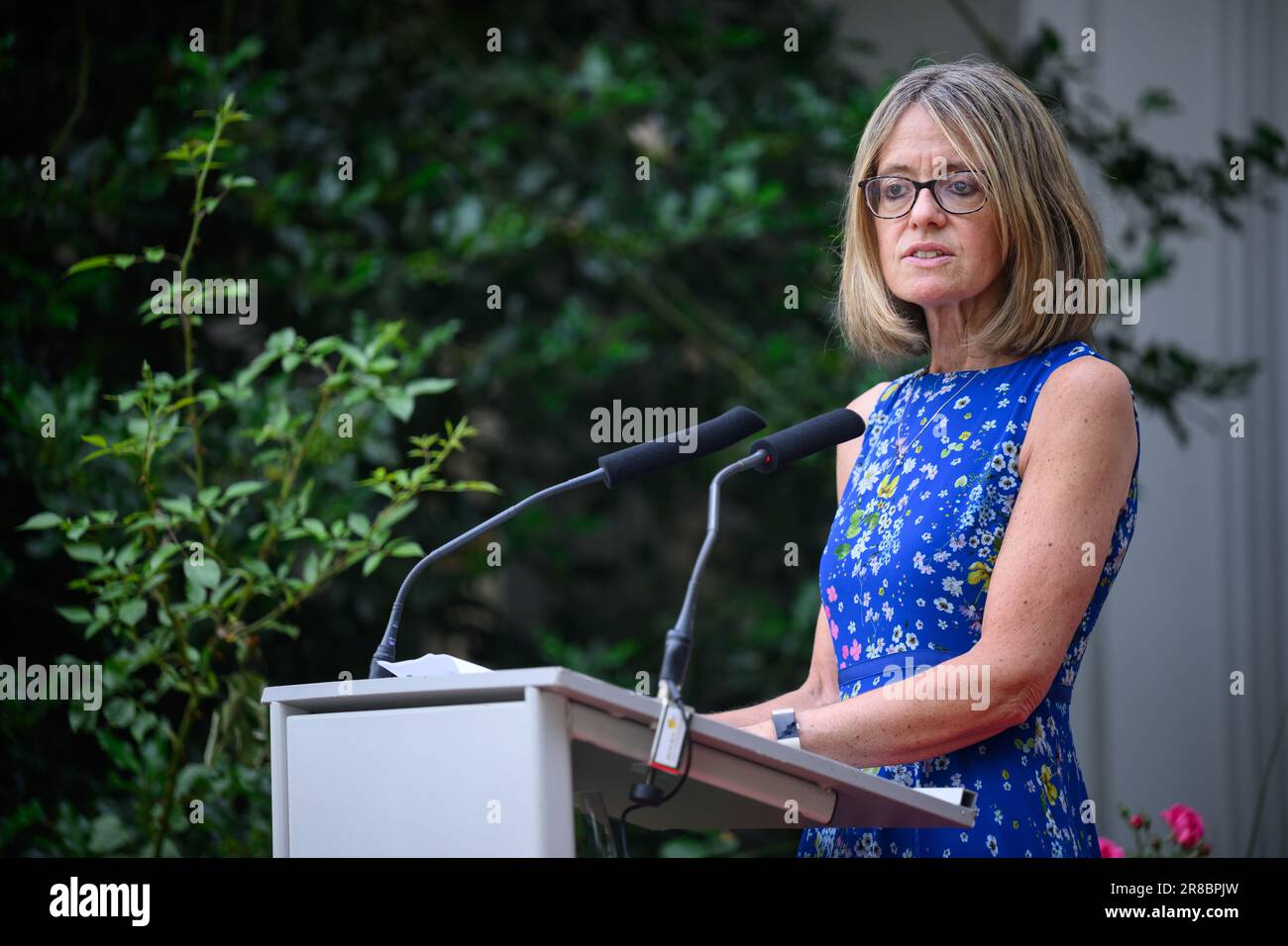 Berlino, Germania. 20th giugno, 2023. Jill Gallard, ambasciatore del Regno Unito di Gran Bretagna in Germania, accoglie gli ospiti alla festa di compleanno per re Carlo III nel giardino di Villa Ullstein, la residenza dell'ambasciatore. La festa in giardino di quest'anno si ispira alle celebrazioni dell'incoronazione e alla visita di stato del re Carlo III e della regina Camilla in Germania. Il compleanno del re è in realtà il 14 novembre, ma nella speranza di un bel tempo, gli inglesi lo celebrano in estate. Credit: Bernd von Jutrczenka/dpa/Alamy Live News Foto Stock