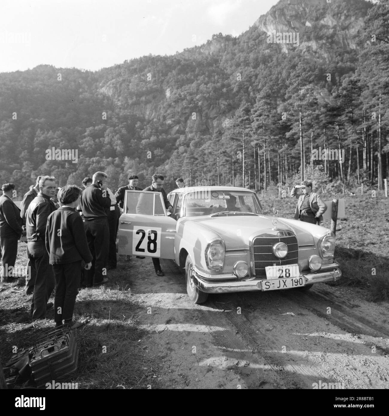 Attuale 42-3-1960: Febbre di velocità in curve strette per 42 ore, abbiamo seguito i partecipanti al Rally Viking di quest'anno, mentre hanno guidato il percorso lungo 1.850 chilometri che attraversa il sud della Norvegia, è stato ore di dramma, eccitazione - e febbre di velocità. Foto: Ivar Aaserud / Aktuell / NTB ***FOTO NON ELABORATA*** Foto Stock