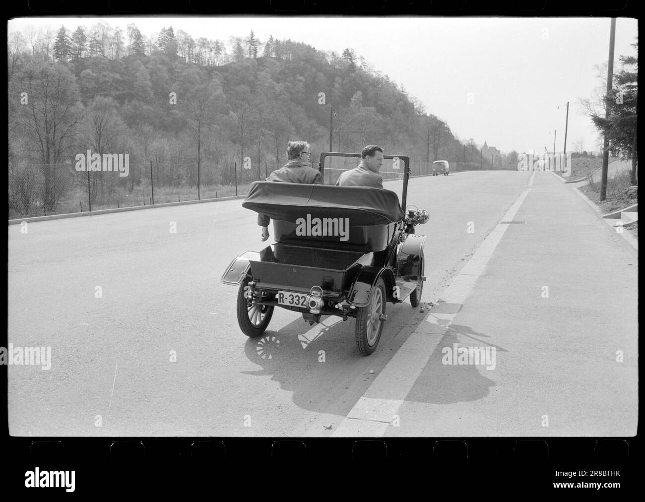 Attuale 23-2-1960 : Nizza annata su ruote Reidar Frønsdal è il felice proprietario della più antica auto norvegese del vecchio famoso marchio De Dion Bouton. Il veicolo è immatricolato e omologato per essere utilizzato nel traffico a condizione che venga utilizzato solo alla luce del giorno. Foto: Sverre A. Børretzen / Aktuell / NTB ***FOTO NON ELABORATA*** Foto Stock