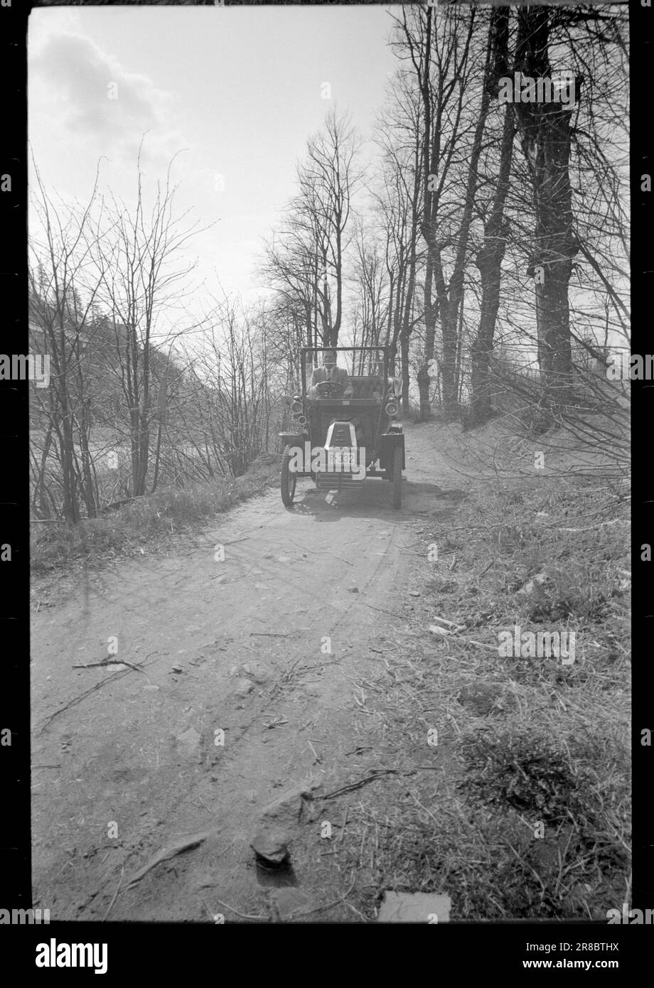 Attuale 23-2-1960 : Nizza annata su ruote Reidar Frønsdal è il felice proprietario della più antica auto norvegese del vecchio famoso marchio De Dion Bouton. Il veicolo è immatricolato e omologato per essere utilizzato nel traffico a condizione che venga utilizzato solo alla luce del giorno. Foto: Sverre A. Børretzen / Aktuell / NTB ***FOTO NON ELABORATA*** Foto Stock