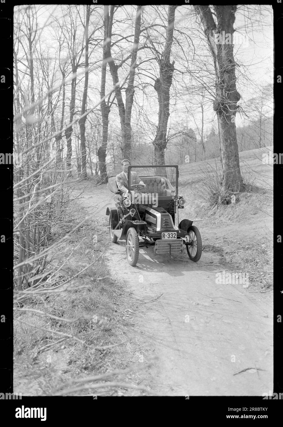 Attuale 23-2-1960 : Nizza annata su ruote Reidar Frønsdal è il felice proprietario della più antica auto norvegese del vecchio famoso marchio De Dion Bouton. Il veicolo è immatricolato e omologato per essere utilizzato nel traffico a condizione che venga utilizzato solo alla luce del giorno. Foto: Sverre A. Børretzen / Aktuell / NTB ***FOTO NON ELABORATA*** Foto Stock