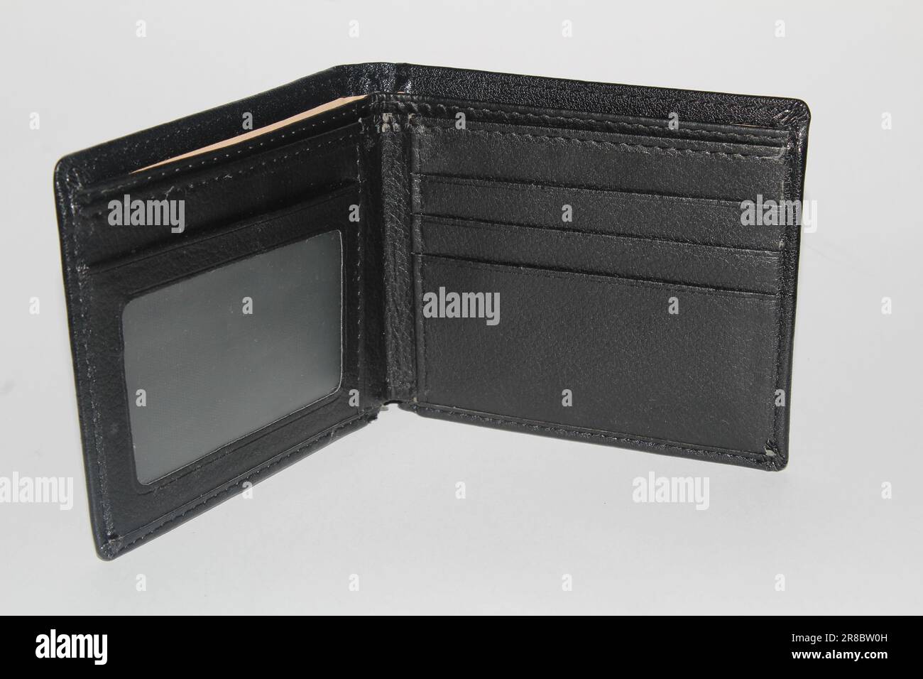 Un portafoglio vuoto su sfondo bianco Foto Stock