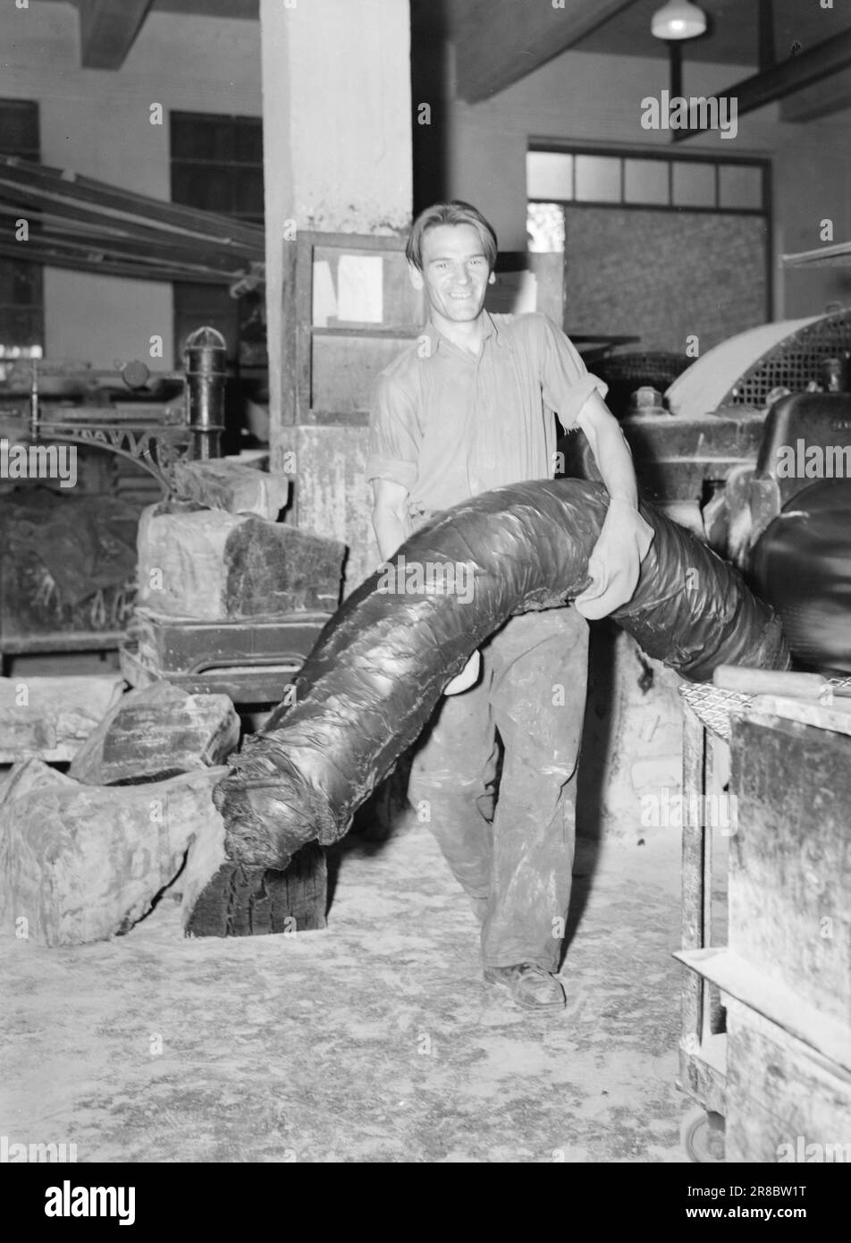 Attuale 22-3-1947: Sciopero della produzione ad AskimaA un paio di mesi fa, i lavoratori di Askim Gummivaefabrikk hanno deciso all'unanimità di seguire l'appello del governo per aumentare la produzione. L'obiettivo è stato fissato al dieci per cento, un aumento significativo per una fabbrica moderna, e le persone scettiche hanno suggerito che i lavoratori e l'azienda, che dovevano organizzare gli aspetti tecnici, avrebbero potuto prendere qualcosa di troppo duro. Ma nel complesso, la produzione in diversi reparti è aumentata di oltre il dieci per cento! La gomma grezza ha attraversato diversi processi prima di raggiungere la fase di salsiccia. Enrico Foto Stock