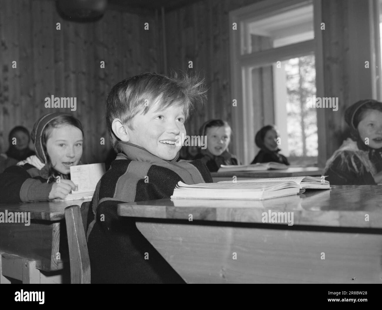 Corrente 3-1950: Bambini naturali in straitjacks.bambini della scuola in Karasjok ad una scuola superiore. Samuel per Anti ha ragione di essere felice: È l'unico ragazzo del 2nd° grado. Karen Berit Anti (dietro di lui) non è esattamente pazzo neanche. I bambini Sami sono aperti e fiduciosi e molto disposti ad imparare, ma non è così facile quando la divulgazione avviene in una lingua straniera. Ma disegnare, dimostrare e drammatizzare l'insegnante può far capire bene ai bambini, ma sarebbe stato molto meglio con Sami. Foto: Sverre A. Børretzen / Aktuell / NTB *** FOTO NON ELABORATA*** Foto Stock