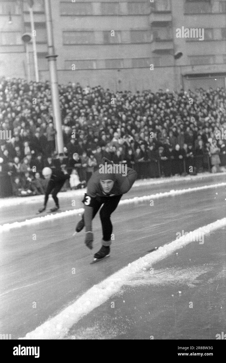Effettivo 4-6-1947: WC su pattinaBoil ghiaccio per 10 secondi. Il Campionato Mondiale di Pattinaggio 1947 è andato nello stile di tutte le gare principali precedenti di quest'anno. Il clou è stato senza dubbio i 10.000 metri dove Sverre Farstad di Trønder combatté contro Finn Lassi Parkkinen. La tribuna era piena di emozioni durante tutta la gara, ma il trønder non è stato in grado di appendere a Parkkinen. Farstad ha trascorso esattamente 10 secondi troppo, ed è diventato campione del mondo finlandese. Uno dei grandi razzi era l'inglese Johnny Cronshey. Il 20 ha preso il pubblico dalla tempesta a causa del suo 'spirito di combattimento Foto Stock