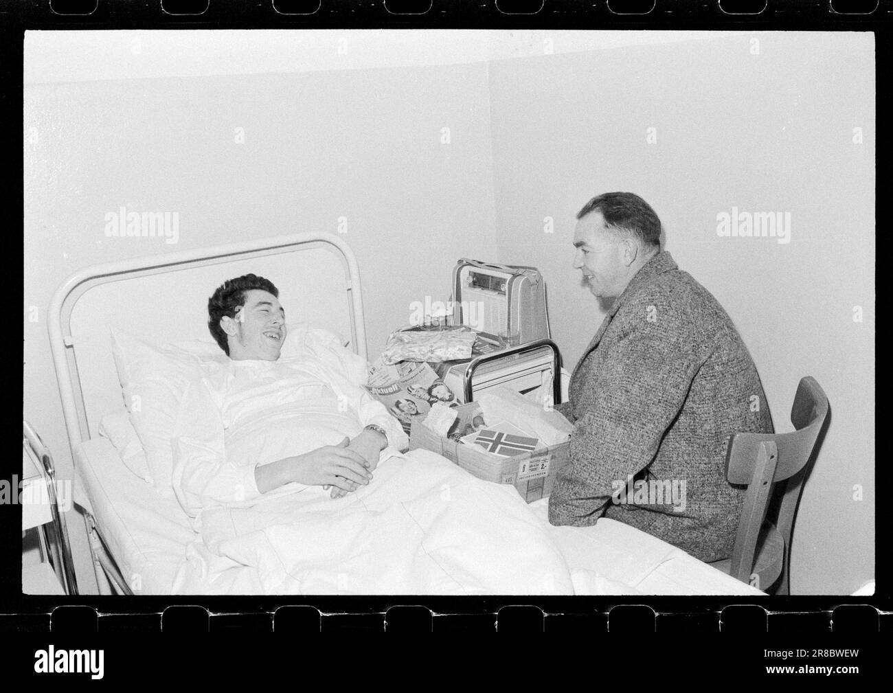 Corrente 57-6-1960: Quando le luci sono accese là... In tutto il mondo, piccole parti della Norvegia hanno celebrato il Natale e si sono preparate per il Natale ancora più intensamente di noi qui a casa. In una tipica città marinara come Amburgo, con un pesante traffico marittimo norvegese, il marinaio Eilif Jacobsen e il suo assistente Ragnar Hellstrand e altri aiutanti hanno avuto un Natale peggiore di qualsiasi casalinga norvegese vecchio stile. Hanno uno spettacolo di Natale tutto l'anno. Smører Rolf Sundvoll era stato da solo in un ospedale di Amburgo per due giorni quando l'assistente Hellstrand arrivò con il pacchetto. Sundvo Foto Stock