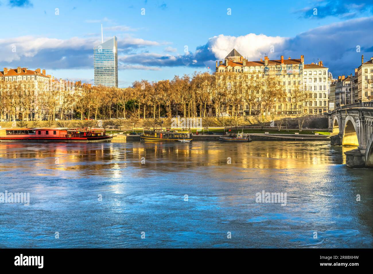 Wilson Bridge barche colorate riva sinistra Rhone River edifici riflessione fuori dal centro città di Lione Francia Foto Stock