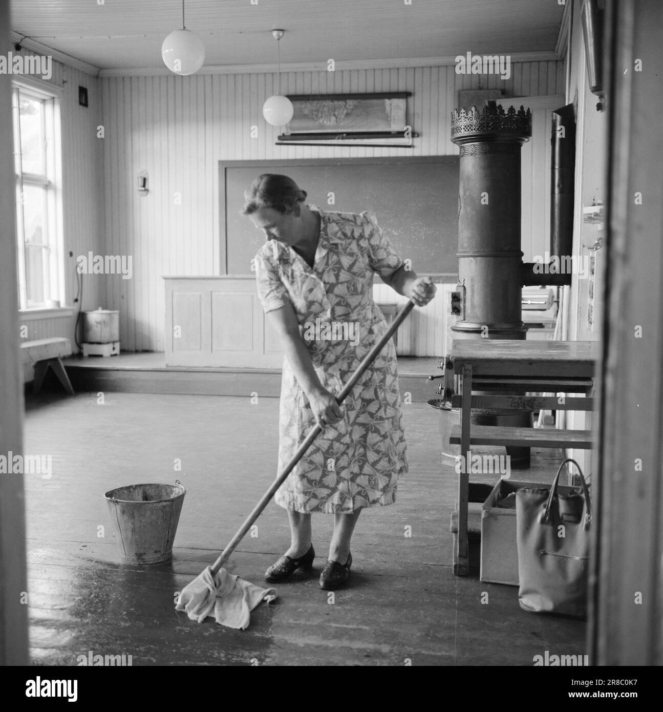 Effettivo 38-2-1960: Costo un anno scioperi della scuola può avere ragioni diverse, ma quelli che pagano sono i bambini. In alcuni casi, i genitori hanno insegnato ai bambini a casa, ma le autorità scolastiche non sono state in grado di accettarlo come insegnamento, per cui i bambini in questione hanno dovuto iniziare in una classe che avrebbero dovuto iniziare l'anno scorso. La moglie del janitor della vecchia scuola di Gretviken, Emma Sundet, ha detto: 'I bambini pensano che qui sia troppo freddo' e abbiamo anche pensato che l'edificio scolastico fosse piuttosto inadatto per il suo scopo - due sale scolastiche e condizioni igieniche non igieniche, Foto Stock