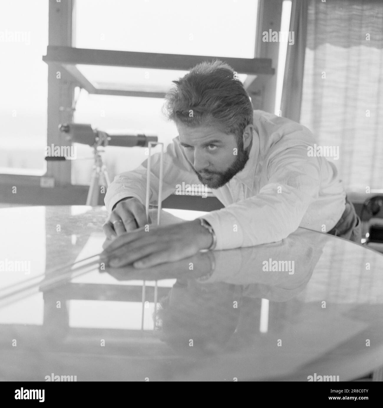 Attuale 29-6-1960: La sentinella solitaria abbiamo trovato un posto di lavoro strano. Giù là, un uomo che vive al suo posto cammina. Giorno e notte il nemico si aggirano, giorno e notte l'uomo solitario è in guardia - contro il fuoco della foresta. Stein Aanderaa, uno studente di teologia, ha un lavoro solitario di vacanza nella torre di guardia antincendio di Skgennungsåsen nelle foreste di Oslo. Alto e libero sopra le cime degli alberi, egli custodisce 5 miglia di foresta in tutte le direzioni. Al centro del pavimento nella sala di guardia, ha un tavolo con mappe e un dispositivo sonoro. È in servizio 24 ore su 24. Foto: Aage Storløkken / Aktuell / NTB ***FOTO NON IMA Foto Stock