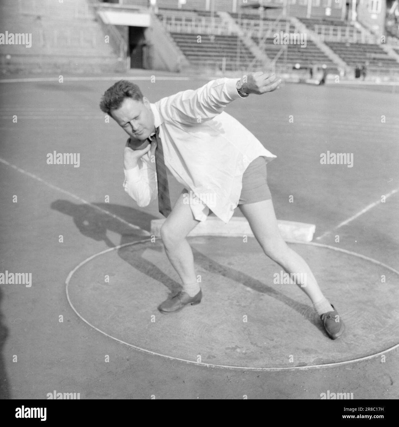 Corrente 42-9-1960: Parlano meglio 'rendetelo migliore voi stessi!' Hanno detto i partecipanti olimpici ai giornalisti olimpici, e poi si sono incontrati per un grande concorso post-olimpico a Bislett. Lillelien in distinto stile Hokksund, iniziato con 7,30 e aumentato a 7,40. Foto: Ivar Aaserud / Aktuell / NTB ***FOTO NON ELABORATA*** Foto Stock