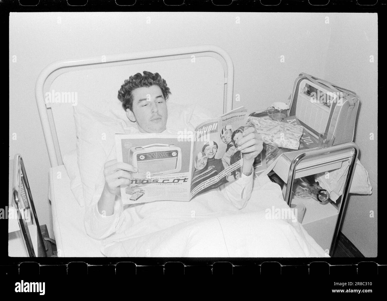 Corrente 57-6-1960: Quando le luci sono accese là... In tutto il mondo, piccole parti della Norvegia hanno celebrato il Natale e si sono preparate per il Natale ancora più intensamente di noi qui a casa. In una tipica città marinara come Amburgo, con un pesante traffico marittimo norvegese, il marinaio Eilif Jacobsen e il suo assistente Ragnar Hellstrand e altri aiutanti hanno avuto un Natale peggiore di qualsiasi casalinga norvegese vecchio stile. Hanno uno spettacolo di Natale tutto l'anno. Smører Rolf Sundvoll era stato da solo in un ospedale di Amburgo per due giorni quando l'assistente Hellstrand arrivò con il pacchetto. Sundvo Foto Stock