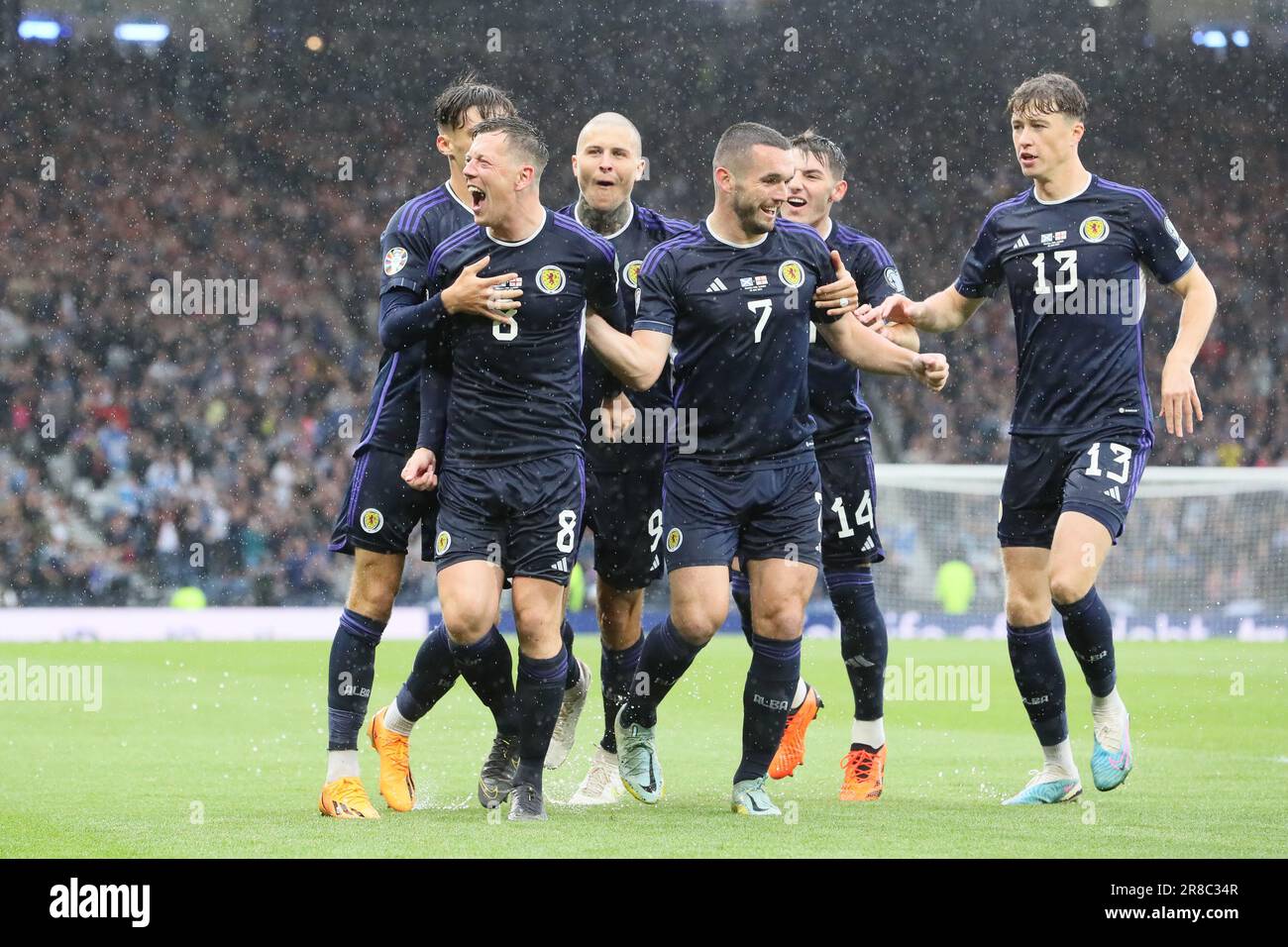 Glasgow, Regno Unito. 20th giugno, 2023. Nel Campionato europeo 2024, turno di qualificazione, Callum McGregor ha segnato il primo gol scozzese dopo 6 minuti. Poco dopo che l'arbitro ha sospeso il gioco per 20 minuti a causa di condizioni di scarsa altezza dopo una pioggia molto pesante. Credit: Findlay/Alamy Live News Foto Stock